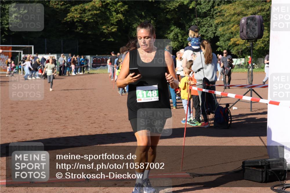 27.09.2026 - 35. Volkslauf durch das schöne Alstertal Strokosch-Dieckow http://msf.ph/oto/10587002 27.09.2026 10:56:18 Ziel 4103, 4142, 4148 meine-sportfotos.de