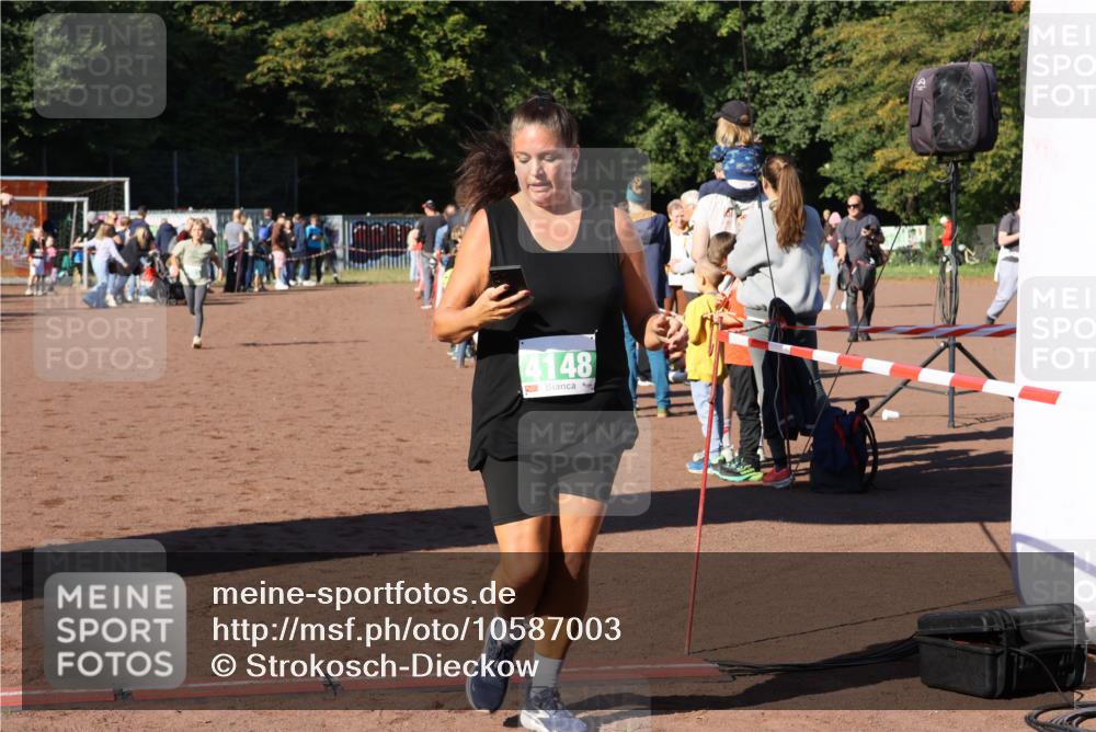 27.09.2026 - 35. Volkslauf durch das schöne Alstertal Strokosch-Dieckow http://msf.ph/oto/10587003 27.09.2026 10:56:18 Ziel 4103, 4142, 4148 meine-sportfotos.de