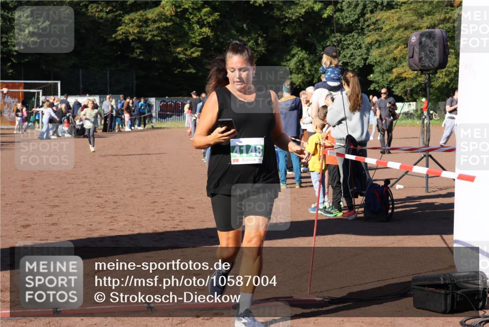 27.09.2026 - 35. Volkslauf durch das schöne Alstertal Strokosch-Dieckow http://msf.ph/oto/10587004 27.09.2026 10:56:18 Ziel 4103, 4142, 4148 meine-sportfotos.de
