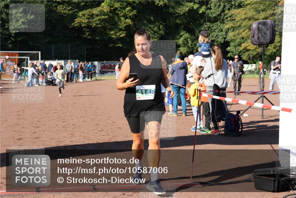 27.09.2026 - 35. Volkslauf durch das schöne Alstertal Strokosch-Dieckow http://msf.ph/oto/10587006 27.09.2026 10:56:18 Ziel 4103, 4142, 4148 meine-sportfotos.de