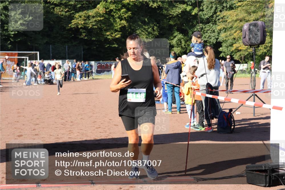 27.09.2026 - 35. Volkslauf durch das schöne Alstertal Strokosch-Dieckow http://msf.ph/oto/10587007 27.09.2026 10:56:18 Ziel 4103, 4142, 4148 meine-sportfotos.de