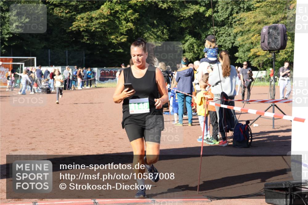 27.09.2026 - 35. Volkslauf durch das schöne Alstertal Strokosch-Dieckow http://msf.ph/oto/10587008 27.09.2026 10:56:18 Ziel 4103, 4142, 4148 meine-sportfotos.de