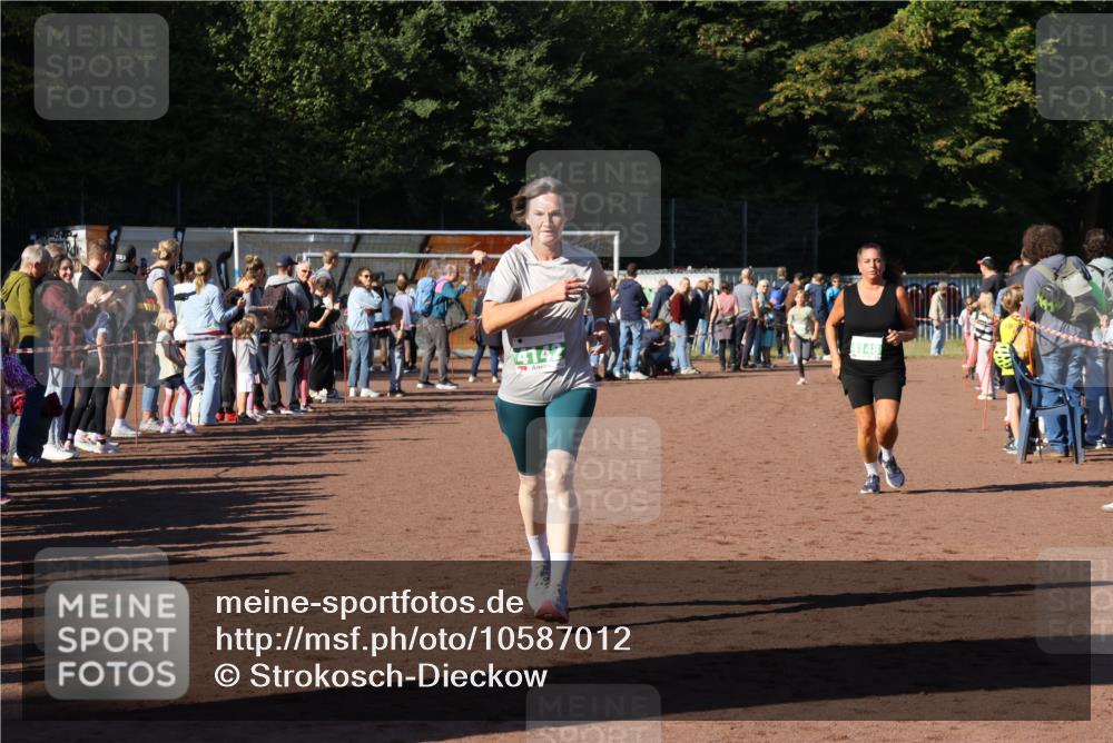 27.09.2026 - 35. Volkslauf durch das schöne Alstertal Strokosch-Dieckow http://msf.ph/oto/10587012 27.09.2026 10:56:14 Ziel 4142, 4148 meine-sportfotos.de