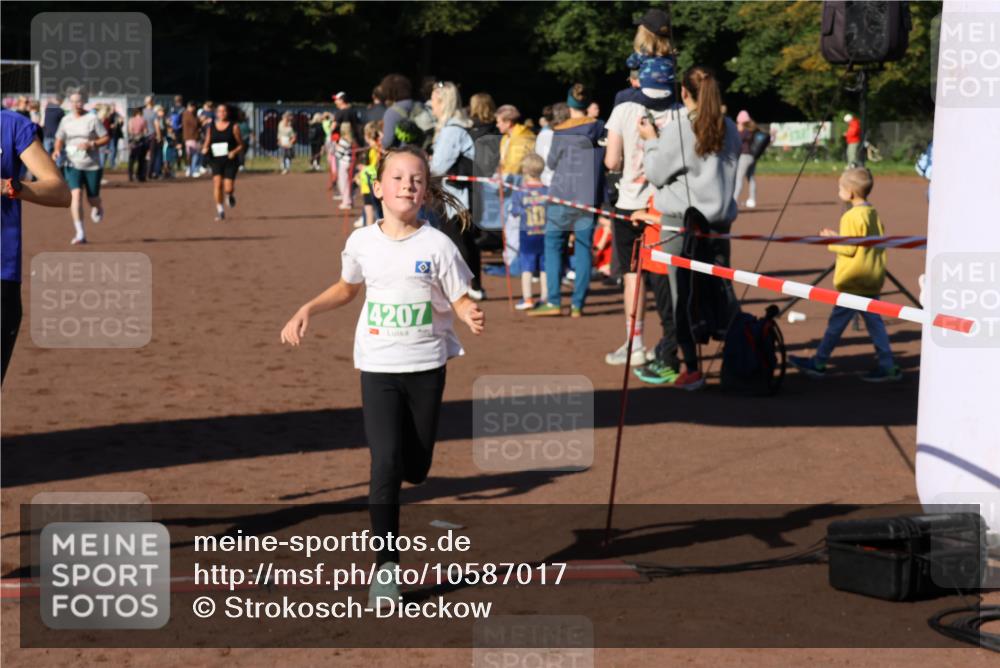 27.09.2026 - 35. Volkslauf durch das schöne Alstertal Strokosch-Dieckow http://msf.ph/oto/10587017 27.09.2026 10:56:09 Ziel 4142, 4144, 4148, 4207 meine-sportfotos.de