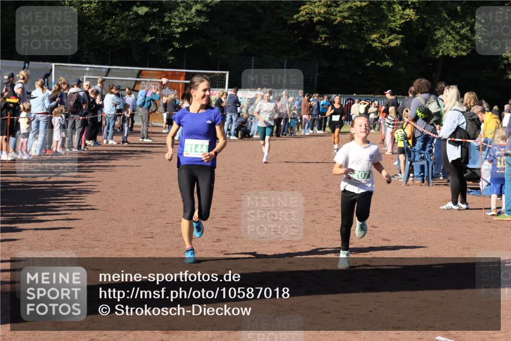 27.09.2026 - 35. Volkslauf durch das schöne Alstertal Strokosch-Dieckow http://msf.ph/oto/10587018 27.09.2026 10:56:08 Ziel 4142, 4144, 4207, 4230, 4231 meine-sportfotos.de