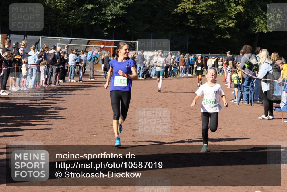 27.09.2026 - 35. Volkslauf durch das schöne Alstertal Strokosch-Dieckow http://msf.ph/oto/10587019 27.09.2026 10:56:08 Ziel 4142, 4144, 4207, 4230, 4231 meine-sportfotos.de