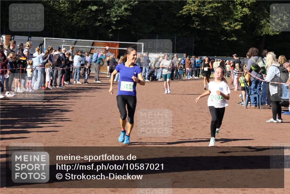 27.09.2026 - 35. Volkslauf durch das schöne Alstertal Strokosch-Dieckow http://msf.ph/oto/10587021 27.09.2026 10:56:08 Ziel 4142, 4144, 4207, 4230, 4231 meine-sportfotos.de