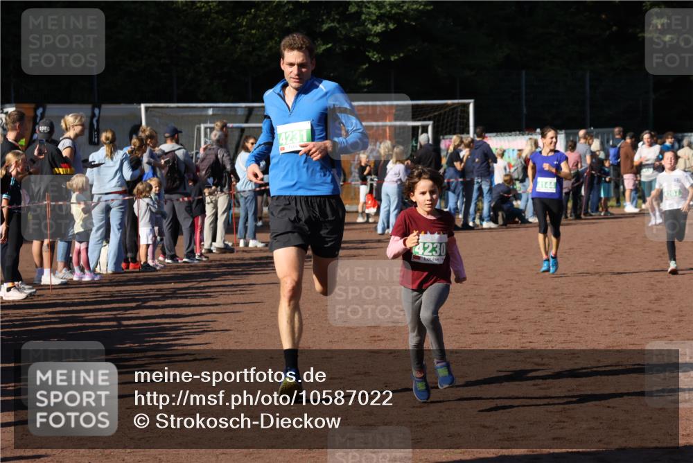 27.09.2026 - 35. Volkslauf durch das schöne Alstertal Strokosch-Dieckow http://msf.ph/oto/10587022 27.09.2026 10:56:04 Ziel 4144, 4207, 4230, 4231 meine-sportfotos.de