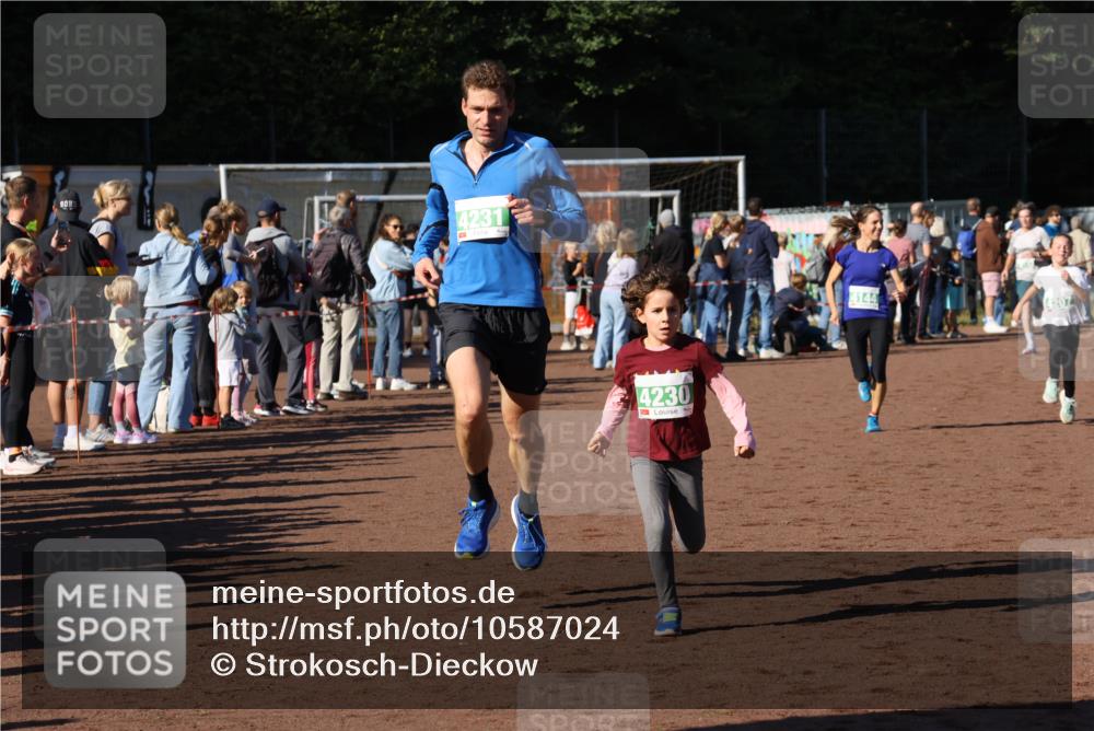 27.09.2026 - 35. Volkslauf durch das schöne Alstertal Strokosch-Dieckow http://msf.ph/oto/10587024 27.09.2026 10:56:04 Ziel 4144, 4207, 4230, 4231 meine-sportfotos.de