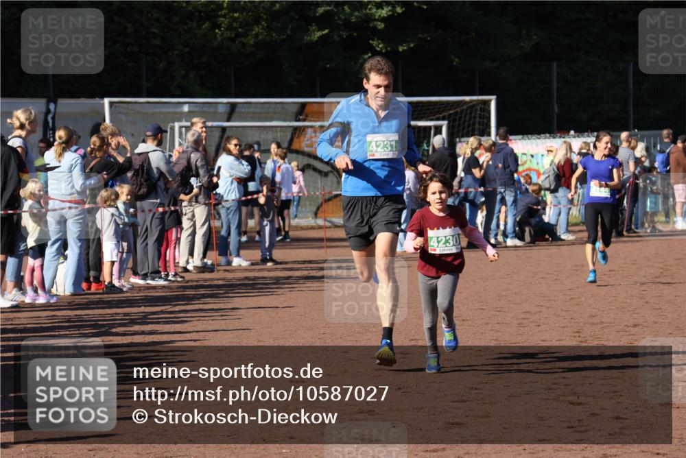 27.09.2026 - 35. Volkslauf durch das schöne Alstertal Strokosch-Dieckow http://msf.ph/oto/10587027 27.09.2026 10:56:03 Ziel 4144, 4207, 4230, 4231 meine-sportfotos.de