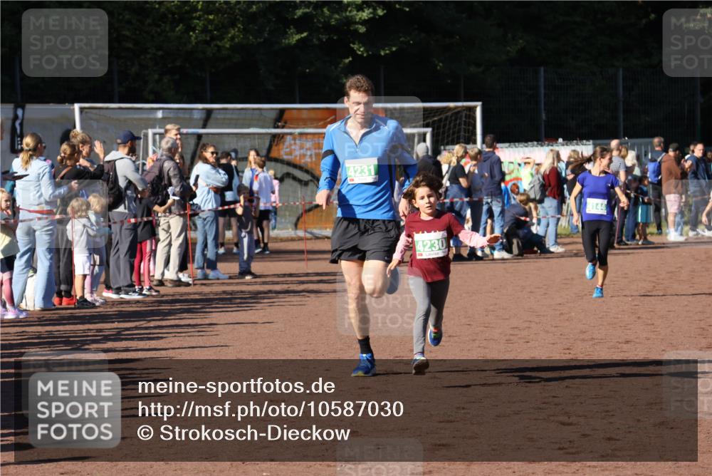 27.09.2026 - 35. Volkslauf durch das schöne Alstertal Strokosch-Dieckow http://msf.ph/oto/10587030 27.09.2026 10:56:02 Ziel 4144, 4207, 4230, 4231 meine-sportfotos.de
