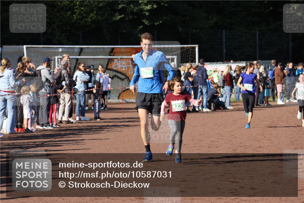 27.09.2026 - 35. Volkslauf durch das schöne Alstertal Strokosch-Dieckow http://msf.ph/oto/10587031 27.09.2026 10:56:02 Ziel 4144, 4207, 4230, 4231 meine-sportfotos.de