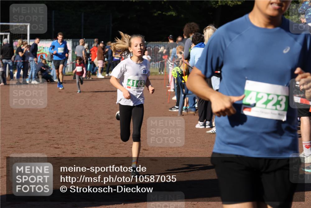 27.09.2026 - 35. Volkslauf durch das schöne Alstertal Strokosch-Dieckow http://msf.ph/oto/10587035 27.09.2026 10:55:57 Ziel 4143, 4223, 4227, 4230, 4231 meine-sportfotos.de