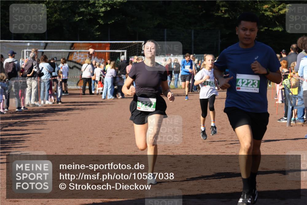 27.09.2026 - 35. Volkslauf durch das schöne Alstertal Strokosch-Dieckow http://msf.ph/oto/10587038 27.09.2026 10:55:56 Ziel 4143, 4223, 4227, 4230, 4231 meine-sportfotos.de