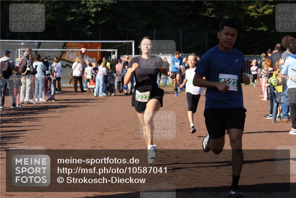 27.09.2026 - 35. Volkslauf durch das schöne Alstertal Strokosch-Dieckow http://msf.ph/oto/10587041 27.09.2026 10:55:56 Ziel 4143, 4223, 4227, 4230, 4231 meine-sportfotos.de