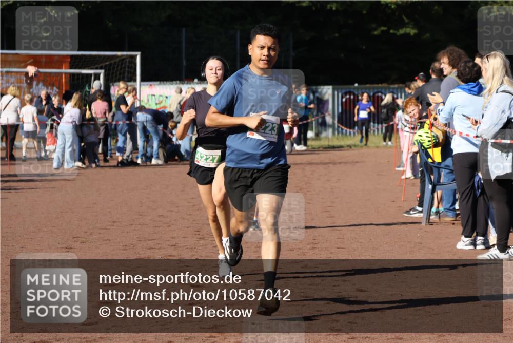 27.09.2026 - 35. Volkslauf durch das schöne Alstertal Strokosch-Dieckow http://msf.ph/oto/10587042 27.09.2026 10:55:55 Ziel 4143, 4223, 4227 meine-sportfotos.de