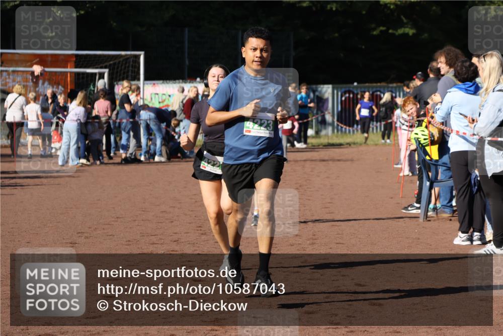 27.09.2026 - 35. Volkslauf durch das schöne Alstertal Strokosch-Dieckow http://msf.ph/oto/10587043 27.09.2026 10:55:55 Ziel 4143, 4223, 4227 meine-sportfotos.de