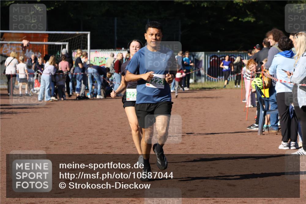 27.09.2026 - 35. Volkslauf durch das schöne Alstertal Strokosch-Dieckow http://msf.ph/oto/10587044 27.09.2026 10:55:55 Ziel 4143, 4223, 4227 meine-sportfotos.de