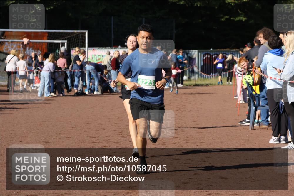 27.09.2026 - 35. Volkslauf durch das schöne Alstertal Strokosch-Dieckow http://msf.ph/oto/10587045 27.09.2026 10:55:55 Ziel 4143, 4223, 4227 meine-sportfotos.de