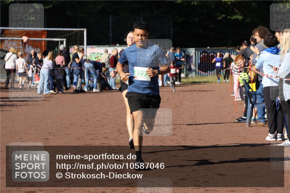 27.09.2026 - 35. Volkslauf durch das schöne Alstertal Strokosch-Dieckow http://msf.ph/oto/10587046 27.09.2026 10:55:55 Ziel 4143, 4223, 4227 meine-sportfotos.de
