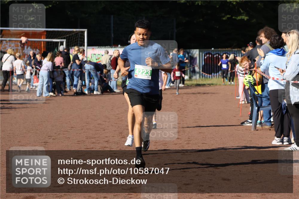 27.09.2026 - 35. Volkslauf durch das schöne Alstertal Strokosch-Dieckow http://msf.ph/oto/10587047 27.09.2026 10:55:55 Ziel 4143, 4223, 4227 meine-sportfotos.de