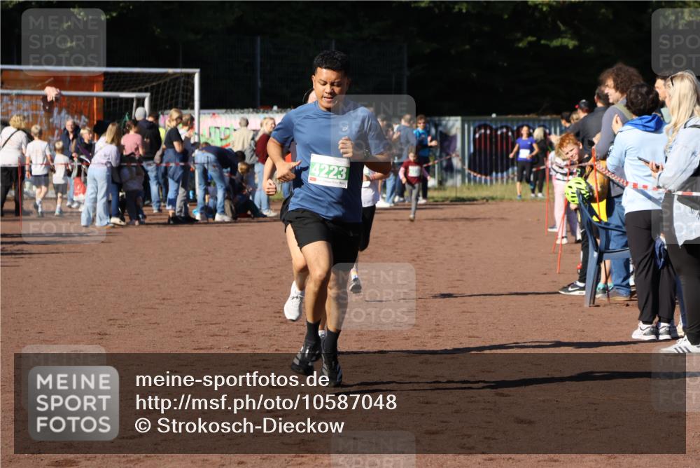 27.09.2026 - 35. Volkslauf durch das schöne Alstertal Strokosch-Dieckow http://msf.ph/oto/10587048 27.09.2026 10:55:55 Ziel 4143, 4223, 4227 meine-sportfotos.de