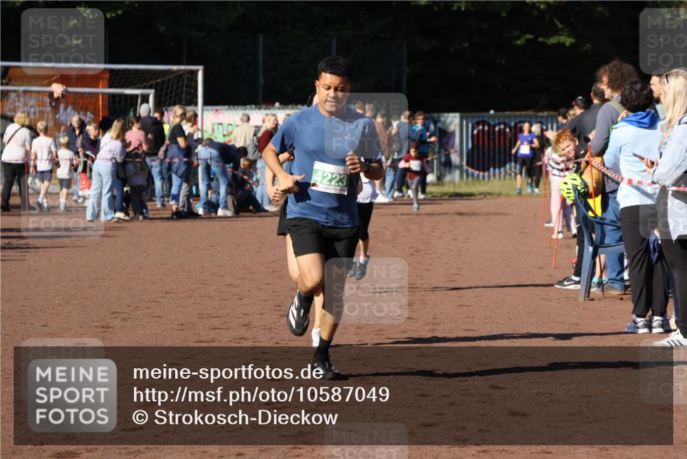 27.09.2026 - 35. Volkslauf durch das schöne Alstertal Strokosch-Dieckow http://msf.ph/oto/10587049 27.09.2026 10:55:55 Ziel 4143, 4223, 4227 meine-sportfotos.de