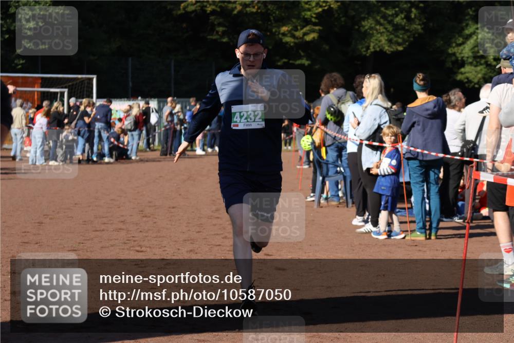 27.09.2026 - 35. Volkslauf durch das schöne Alstertal Strokosch-Dieckow http://msf.ph/oto/10587050 27.09.2026 10:55:44 Ziel 4138, 4232 meine-sportfotos.de