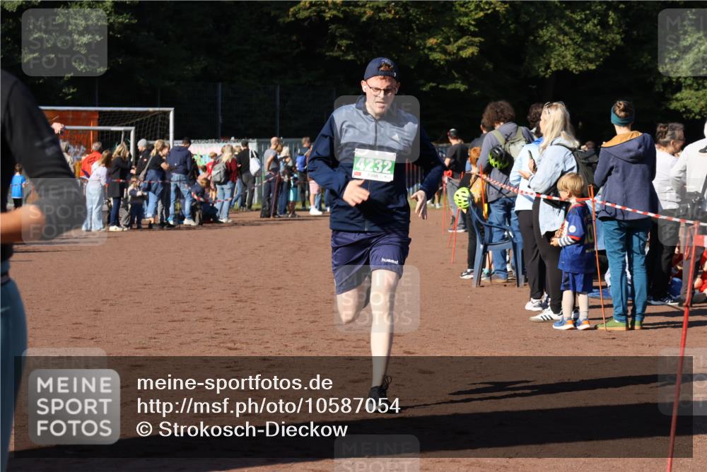 27.09.2026 - 35. Volkslauf durch das schöne Alstertal Strokosch-Dieckow http://msf.ph/oto/10587054 27.09.2026 10:55:44 Ziel 4138, 4232 meine-sportfotos.de