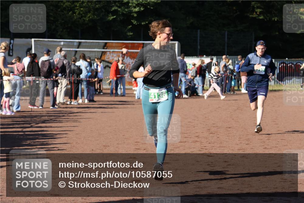 27.09.2026 - 35. Volkslauf durch das schöne Alstertal Strokosch-Dieckow http://msf.ph/oto/10587055 27.09.2026 10:55:42 Ziel 4138, 4232 meine-sportfotos.de