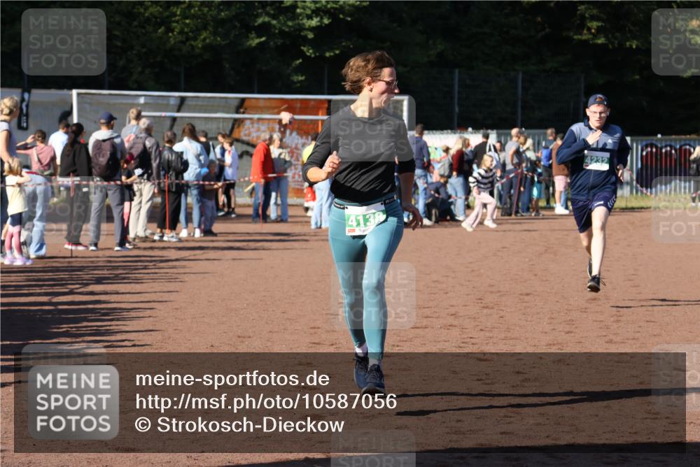27.09.2026 - 35. Volkslauf durch das schöne Alstertal Strokosch-Dieckow http://msf.ph/oto/10587056 27.09.2026 10:55:42 Ziel 4138, 4232 meine-sportfotos.de
