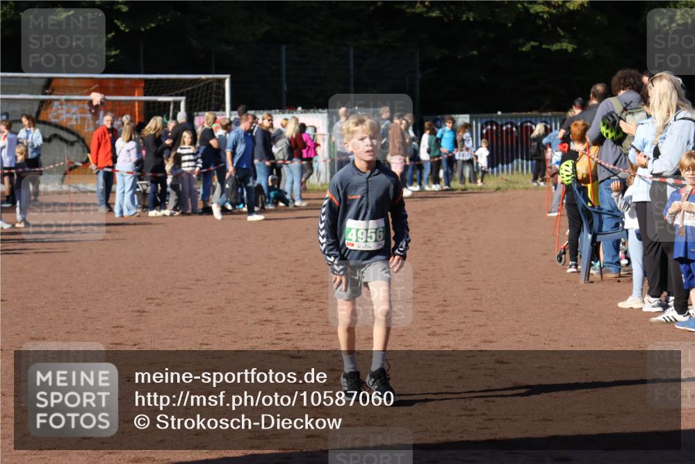 27.09.2026 - 35. Volkslauf durch das schöne Alstertal Strokosch-Dieckow http://msf.ph/oto/10587060 27.09.2026 10:55:19 Ziel 4956 meine-sportfotos.de