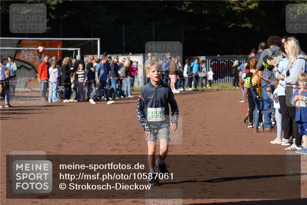 27.09.2026 - 35. Volkslauf durch das schöne Alstertal Strokosch-Dieckow http://msf.ph/oto/10587061 27.09.2026 10:55:19 Ziel 4956 meine-sportfotos.de
