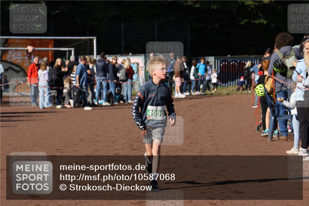 27.09.2026 - 35. Volkslauf durch das schöne Alstertal Strokosch-Dieckow http://msf.ph/oto/10587068 27.09.2026 10:55:18 Ziel 4956 meine-sportfotos.de