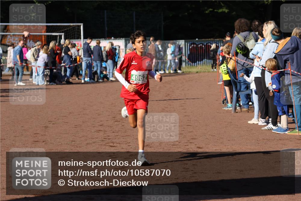 27.09.2026 - 35. Volkslauf durch das schöne Alstertal Strokosch-Dieckow http://msf.ph/oto/10587070 27.09.2026 10:55:13 Ziel 4956, 4962 meine-sportfotos.de