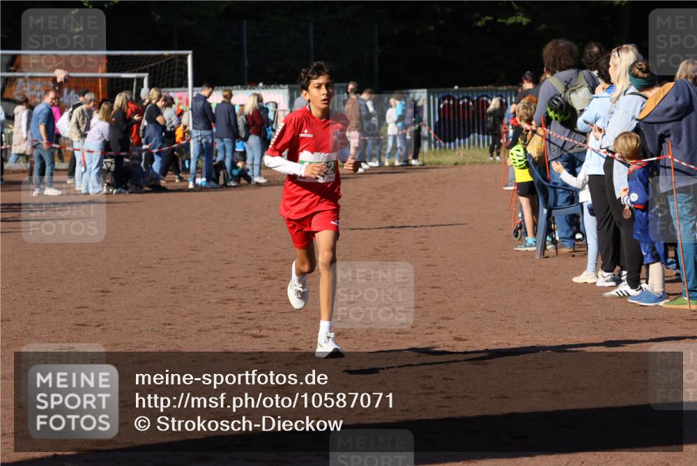 27.09.2026 - 35. Volkslauf durch das schöne Alstertal Strokosch-Dieckow http://msf.ph/oto/10587071 27.09.2026 10:55:13 Ziel 4956, 4962 meine-sportfotos.de