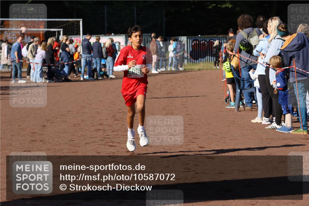 27.09.2026 - 35. Volkslauf durch das schöne Alstertal Strokosch-Dieckow http://msf.ph/oto/10587072 27.09.2026 10:55:13 Ziel 4956, 4962 meine-sportfotos.de