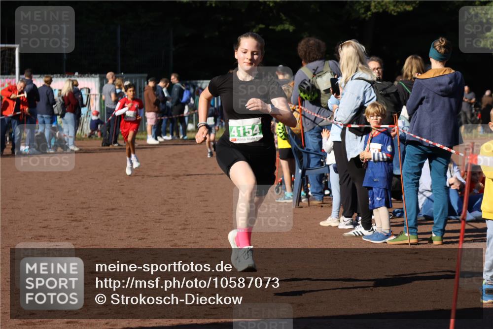 27.09.2026 - 35. Volkslauf durch das schöne Alstertal Strokosch-Dieckow http://msf.ph/oto/10587073 27.09.2026 10:55:07 Ziel 4154, 4962 meine-sportfotos.de