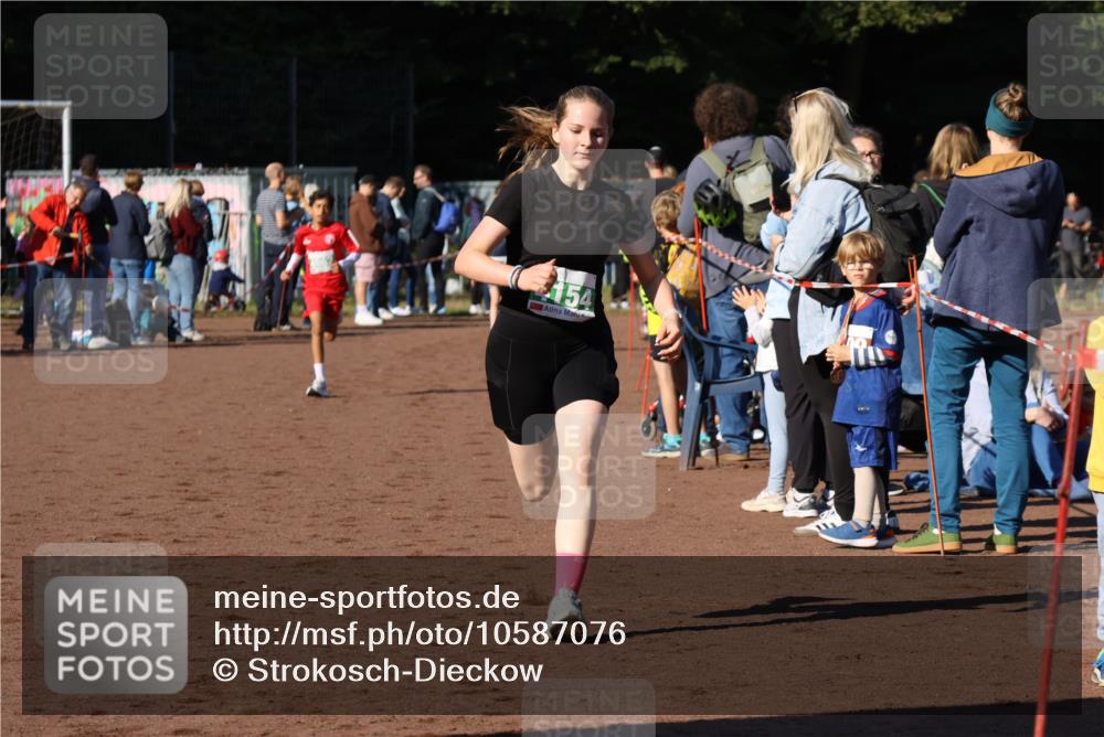27.09.2026 - 35. Volkslauf durch das schöne Alstertal Strokosch-Dieckow http://msf.ph/oto/10587076 27.09.2026 10:55:07 Ziel 4154, 4962 meine-sportfotos.de