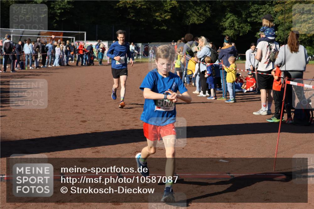 27.09.2026 - 35. Volkslauf durch das schöne Alstertal Strokosch-Dieckow http://msf.ph/oto/10587087 27.09.2026 10:54:44 Ziel 4005, 5002 meine-sportfotos.de