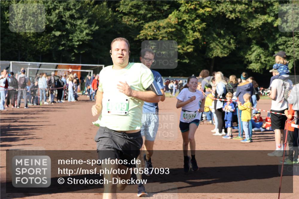27.09.2026 - 35. Volkslauf durch das schöne Alstertal Strokosch-Dieckow http://msf.ph/oto/10587093 27.09.2026 10:54:38 Ziel 4005, 4032, 4033, 4063, 4064, 4209, 5002 meine-sportfotos.de