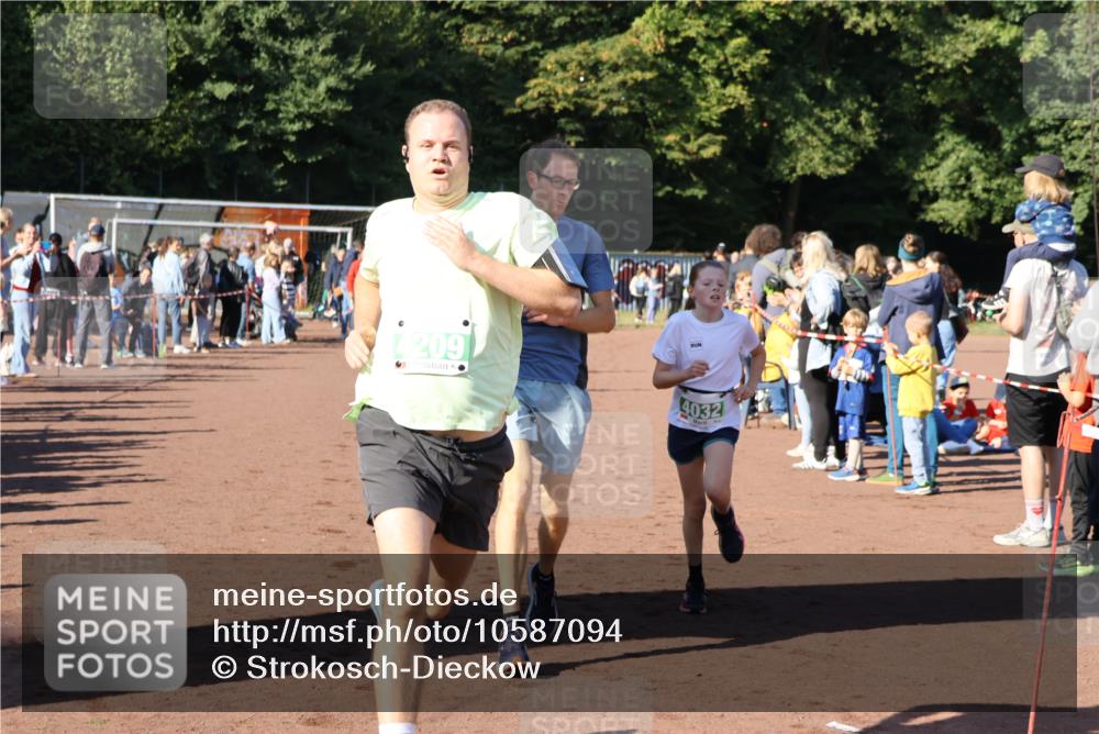 27.09.2026 - 35. Volkslauf durch das schöne Alstertal Strokosch-Dieckow http://msf.ph/oto/10587094 27.09.2026 10:54:38 Ziel 4005, 4032, 4033, 4063, 4064, 4209, 5002 meine-sportfotos.de