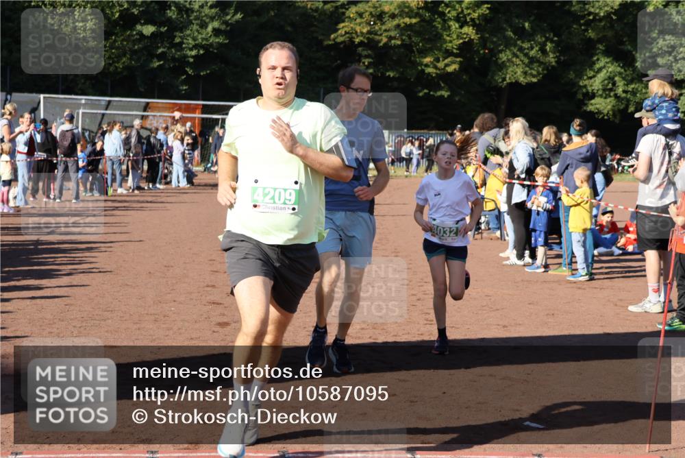 27.09.2026 - 35. Volkslauf durch das schöne Alstertal Strokosch-Dieckow http://msf.ph/oto/10587095 27.09.2026 10:54:38 Ziel 4005, 4032, 4033, 4063, 4064, 4209, 5002 meine-sportfotos.de