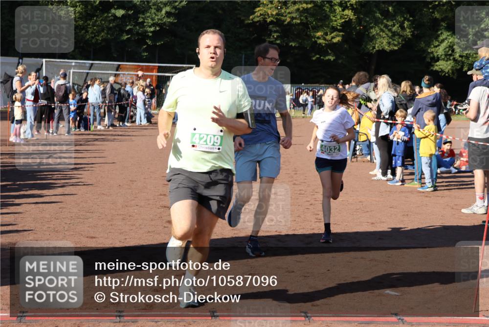 27.09.2026 - 35. Volkslauf durch das schöne Alstertal Strokosch-Dieckow http://msf.ph/oto/10587096 27.09.2026 10:54:37 Ziel 4005, 4032, 4033, 4063, 4064, 4209, 5002 meine-sportfotos.de