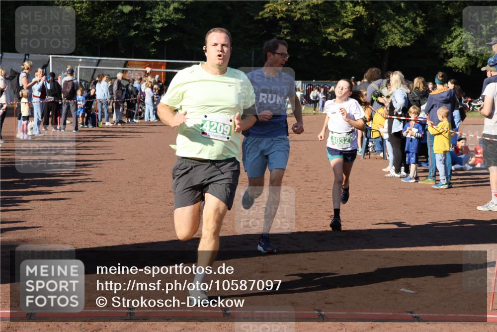 27.09.2026 - 35. Volkslauf durch das schöne Alstertal Strokosch-Dieckow http://msf.ph/oto/10587097 27.09.2026 10:54:37 Ziel 4005, 4032, 4033, 4063, 4064, 4209, 5002 meine-sportfotos.de