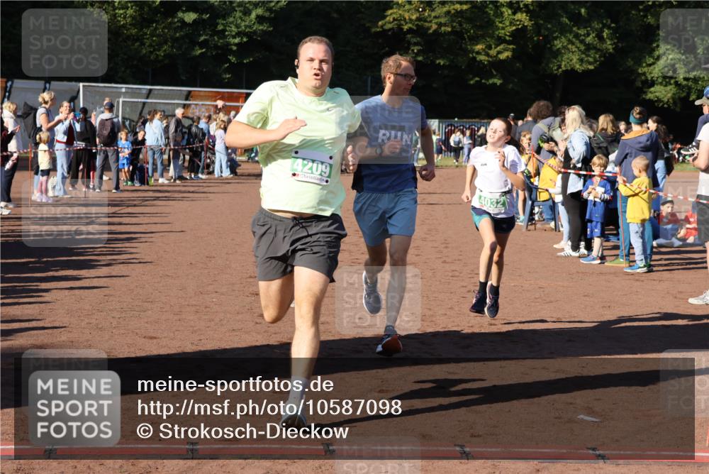 27.09.2026 - 35. Volkslauf durch das schöne Alstertal Strokosch-Dieckow http://msf.ph/oto/10587098 27.09.2026 10:54:37 Ziel 4005, 4032, 4033, 4063, 4064, 4209, 5002 meine-sportfotos.de