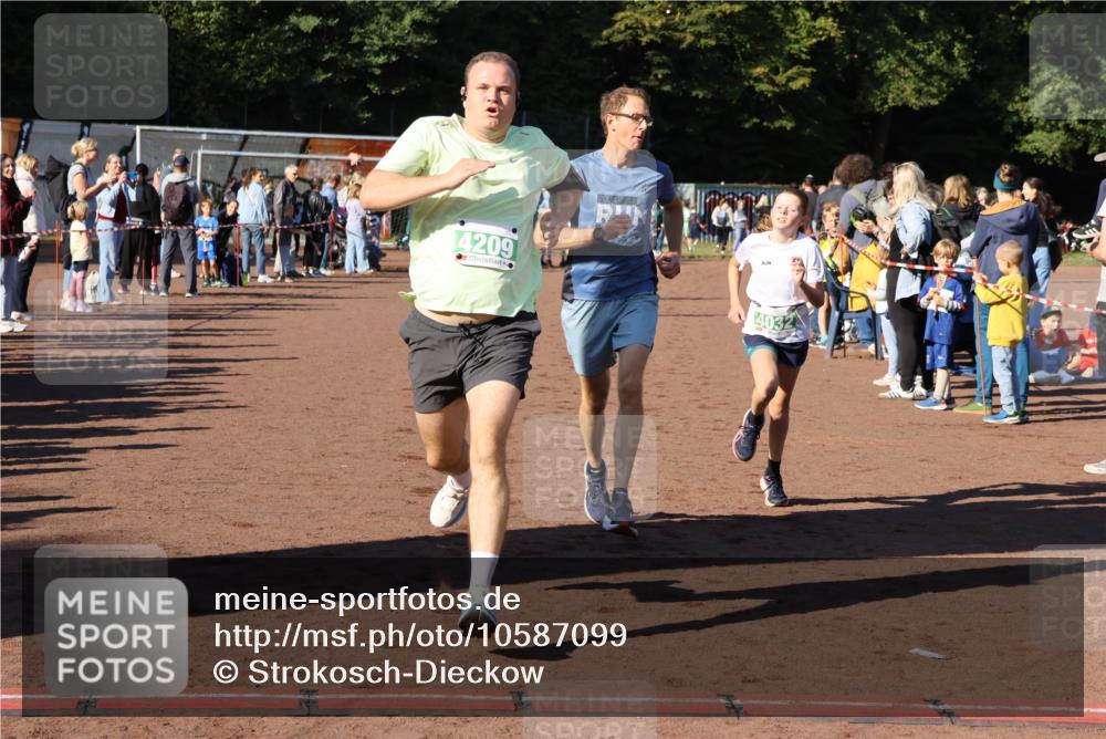 27.09.2026 - 35. Volkslauf durch das schöne Alstertal Strokosch-Dieckow http://msf.ph/oto/10587099 27.09.2026 10:54:37 Ziel 4005, 4032, 4033, 4063, 4064, 4209, 5002 meine-sportfotos.de