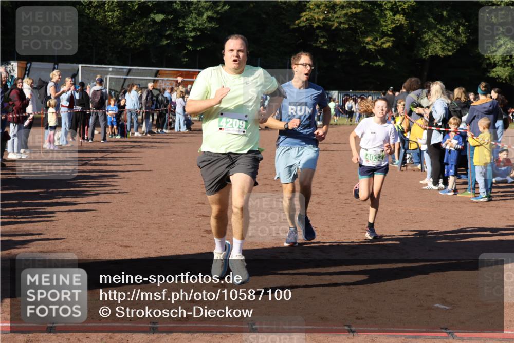 27.09.2026 - 35. Volkslauf durch das schöne Alstertal Strokosch-Dieckow http://msf.ph/oto/10587100 27.09.2026 10:54:37 Ziel 4005, 4032, 4033, 4063, 4064, 4209, 5002 meine-sportfotos.de
