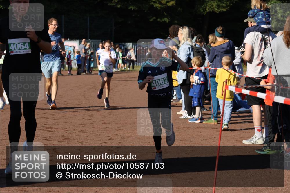 27.09.2026 - 35. Volkslauf durch das schöne Alstertal Strokosch-Dieckow http://msf.ph/oto/10587103 27.09.2026 10:54:35 Ziel 4032, 4033, 4063, 4064, 4145, 4209, 5002 meine-sportfotos.de