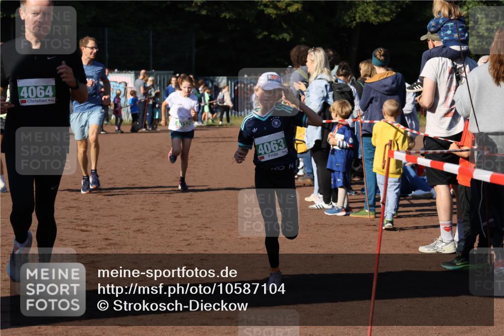27.09.2026 - 35. Volkslauf durch das schöne Alstertal Strokosch-Dieckow http://msf.ph/oto/10587104 27.09.2026 10:54:34 Ziel 4032, 4033, 4063, 4064, 4145, 4209, 5002 meine-sportfotos.de
